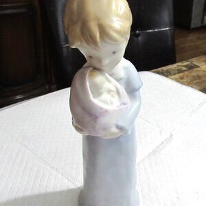 1988 KINKA ENESCO FIGURINE COLLECTION "A Mother's Love" #117552